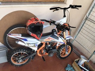 Moto de niño y casco y bici