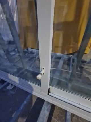 Ventana aluminio Climalit con cierres seguridad
