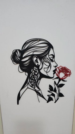 Decorazione da parete donna con rosa