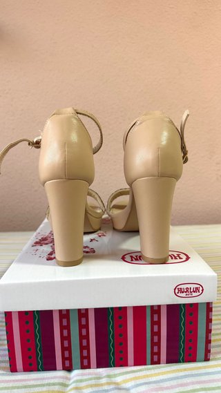 Zapatos de tacón beige y dorados