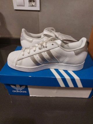 Adidas Superstar Talla 37 Blancas y Plateadas