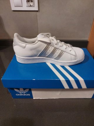 Adidas Superstar Talla 37 Blancas y Plateadas