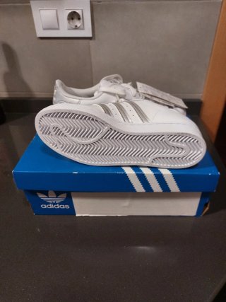 Adidas Superstar Talla 37 Blancas y Plateadas
