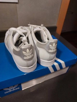 Adidas Superstar Talla 37 Blancas y Plateadas