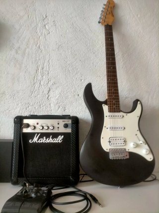 Guitarra Eléctrica Yamaha amplificador Marshall