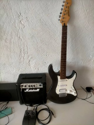 Guitarra Eléctrica Yamaha amplificador Marshall