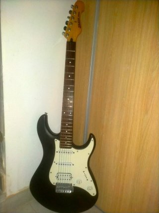 Guitarra Eléctrica Yamaha amplificador Marshall