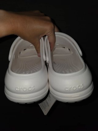 Crocs Talla 37 con Jibbitz Frutas y Caramelo