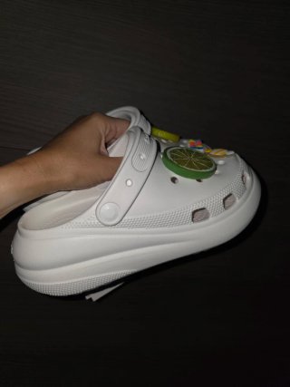 Crocs Talla 37 con Jibbitz Frutas y Caramelo