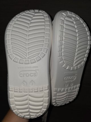 Crocs Talla 37 con Jibbitz Frutas y Caramelo