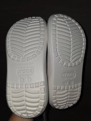 Crocs Talla 37 con Jibbitz Frutas y Caramelo