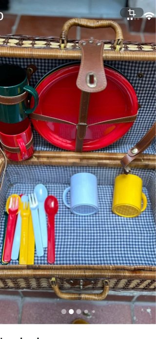 Cesta mimbre completa, mantel, cubiertos y platos