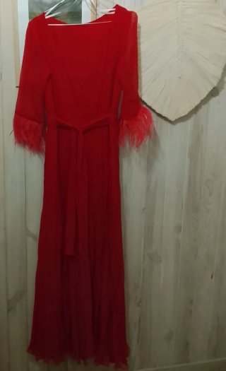 Vestido de invitada rojo con pedrería