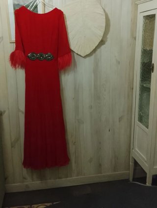 Vestido de invitada rojo con pedrería