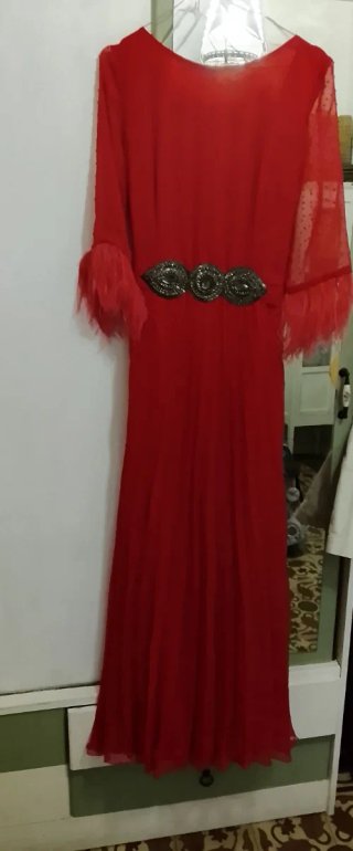Vestido de invitada rojo con pedrería