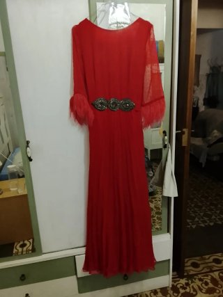 Vestido de invitada rojo con pedrería