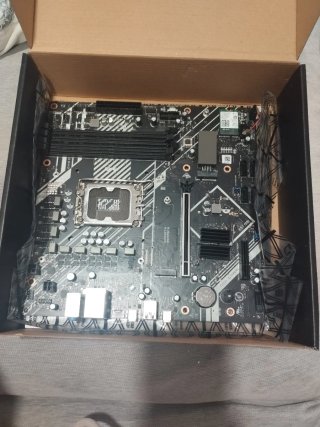 Placa Base MSI PRO B660M-A DDR4 y Fuente EVGA 750