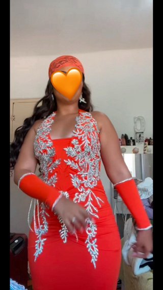 Vestido Naranja con Pedrería Plateada