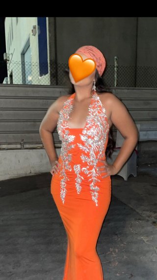 Vestido Naranja con Pedrería Plateada
