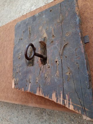 Cerrojo antiguo con llave funciona