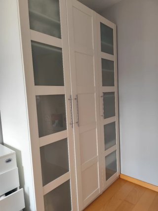 Armario de madera blanco