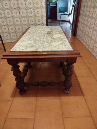 Mesa de centro de mármol y madera
