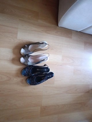 Zapatos planos beige y negros