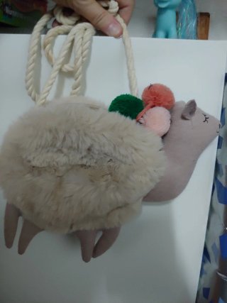Bolsito peluche camello con pompones