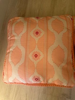 Cojines bordados florales naranja y blanco