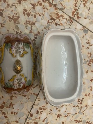 Antigua caja de cerámica decorada