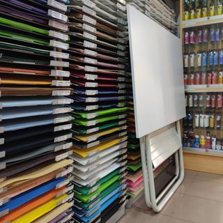 Tavolo da disegno con piano regolabile
