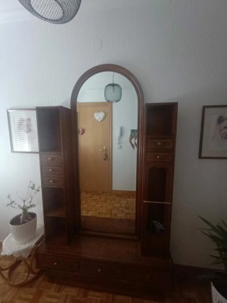 Recibidor de madera con espejo