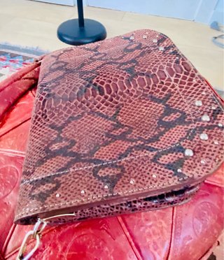 Bolso piel serpiente marrón con tachuelas