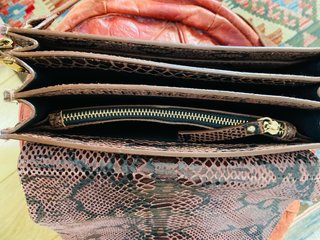 Bolso piel serpiente marrón con tachuelas