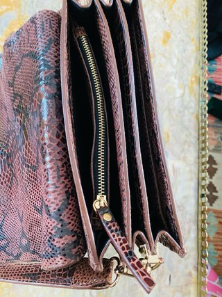 Bolso piel serpiente marrón con tachuelas