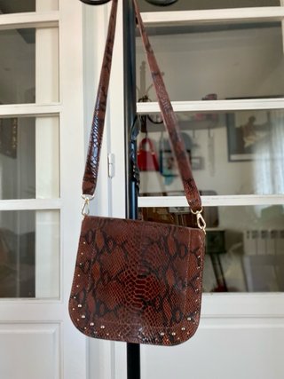 Bolso piel serpiente marrón con tachuelas
