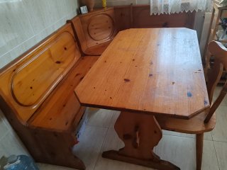 Rinconera, mesa y 2 sillas madera, en cervello