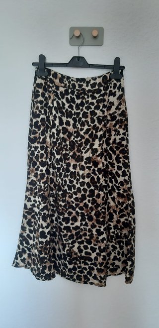 Falda de corte midi. Nueva sin estrenar. Estampado