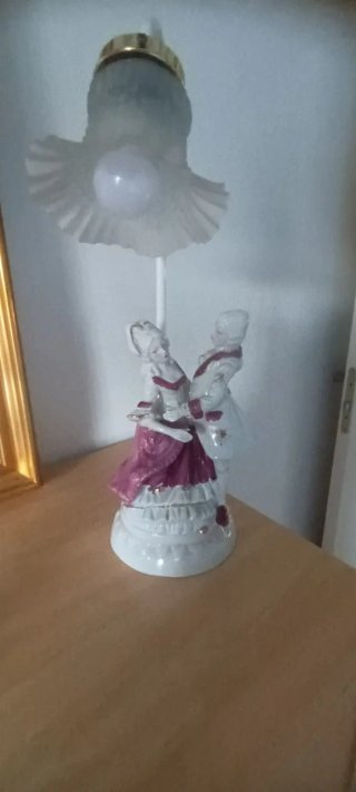Lámpara de porcelana con figuras