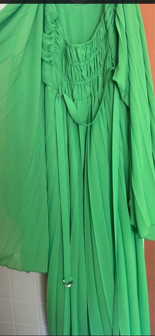 Abito verde lungo con maniche a mantella