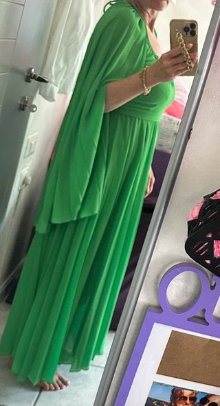 Abito verde lungo con maniche a mantella