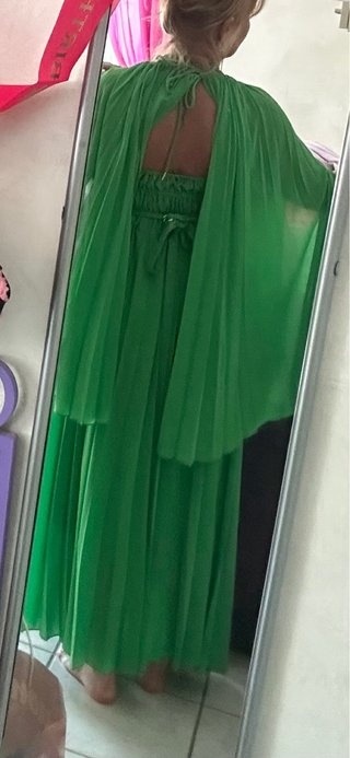 Abito verde lungo con maniche a mantella