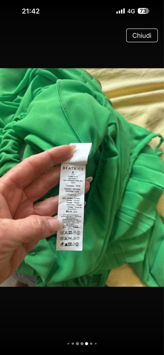 Abito verde lungo con maniche a mantella