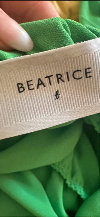 Abito verde lungo con maniche a mantella