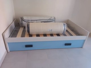 Cama nido nueva con colchón enrollado