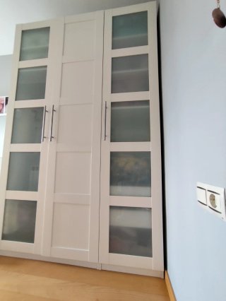 Armario blanco con puertas de cristal