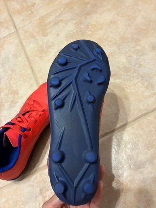 Botas de fútbol rojas y azules
