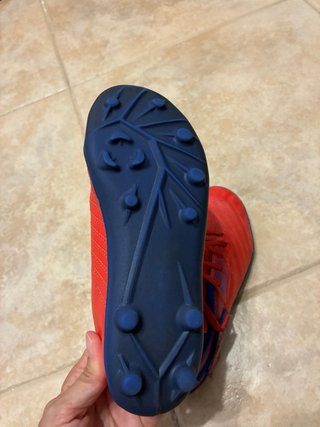 Botas de fútbol rojas y azules