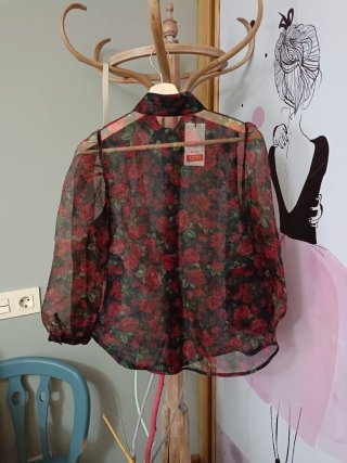 Blusa Stradivarius floral transparente Talla S