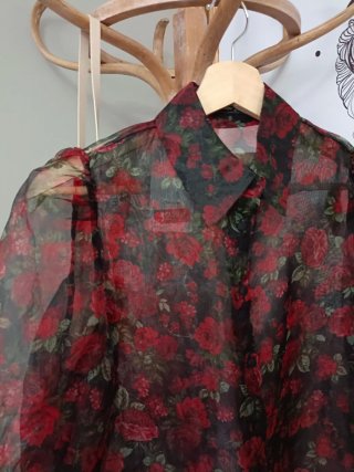 Blusa Stradivarius floral transparente Talla S